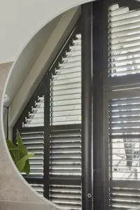 Een ronde spiegel in een badkamer.